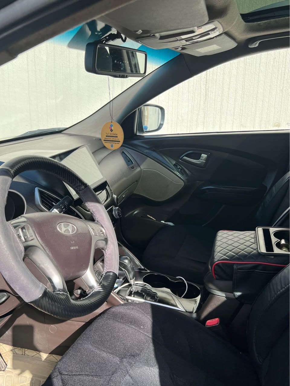 تۆکسۆن ٢٠١٠
فول فول مواسەفات 
سلایت 
پانۆراما 
بەسمە 
شاشە ئای پاد 
دەرگا بەسمە 
مەکینە گەورەی مەرغوب
خەلیجی
کوشین کارەبای
رەقەم و سەنەوی تا ٢٠٣٠ نوێیە
بێ سبوغ و بێ لێدران تەنها دوو سێ جێی تەعدیلە 
هەولێر 
نرخی ١٢٥ وەرەقە 
*********** أربيل, العراق
