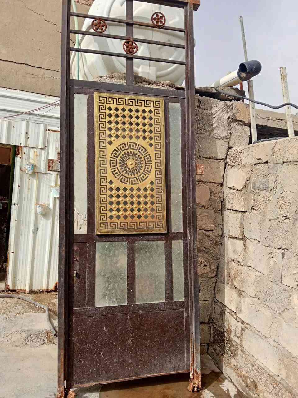 السلام عليكم باب كندور وباب وشباج مدخل  اللبيع
الرتفاع 290سم العرض 100سم وشباج200
 سعر الباب 75 وام شباج 100وبيه مجال بسيط 
واتساب *********** المكان ابو غريب
