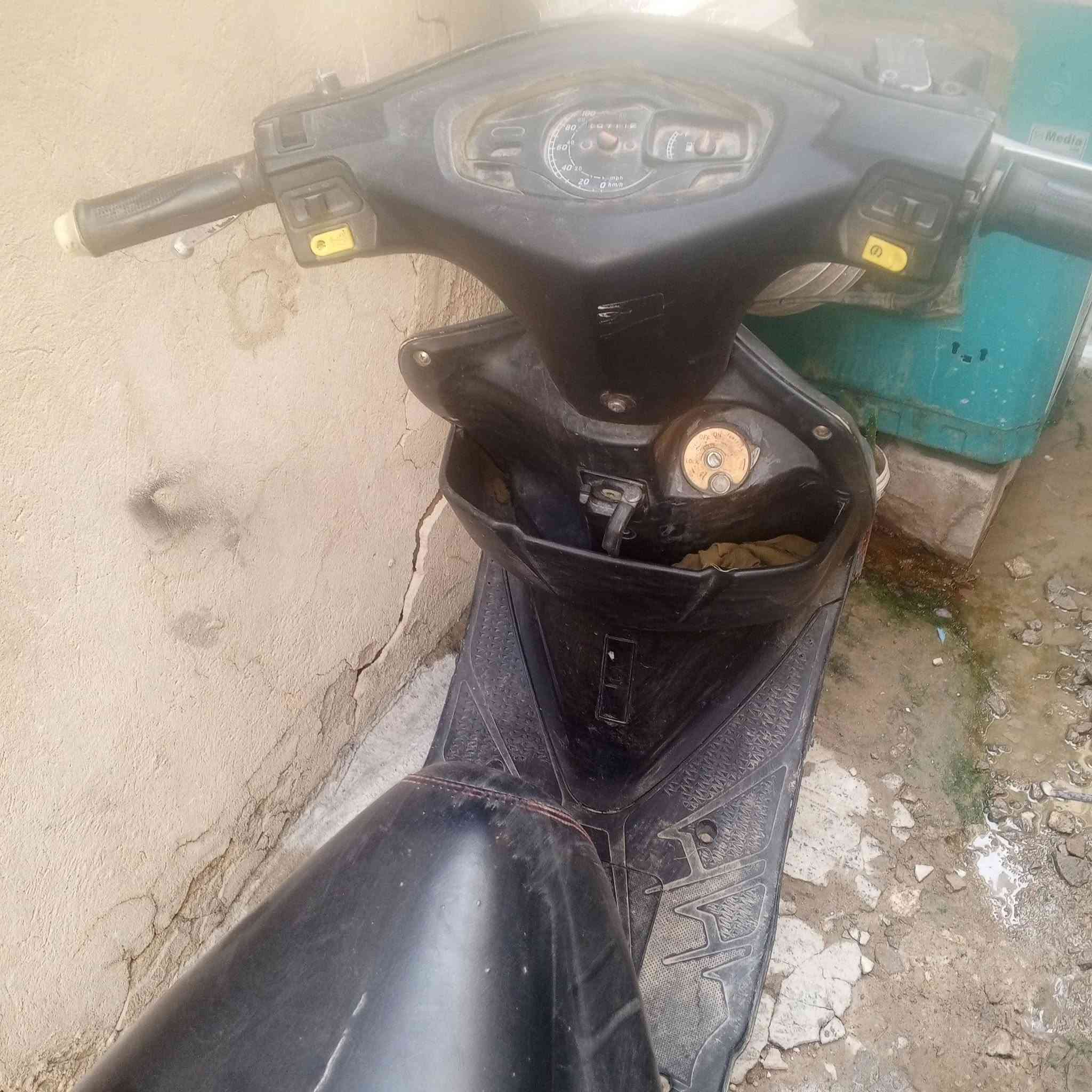ستوكر للبيع كلشي جاهز بيها نضيفة باتري جديد امس شديتها الها وابيعلك كومة حديد يردلها فقط تجفيت العنوان كوفة تموز الرقم ‏‪***********‬‏ والسعر،100
