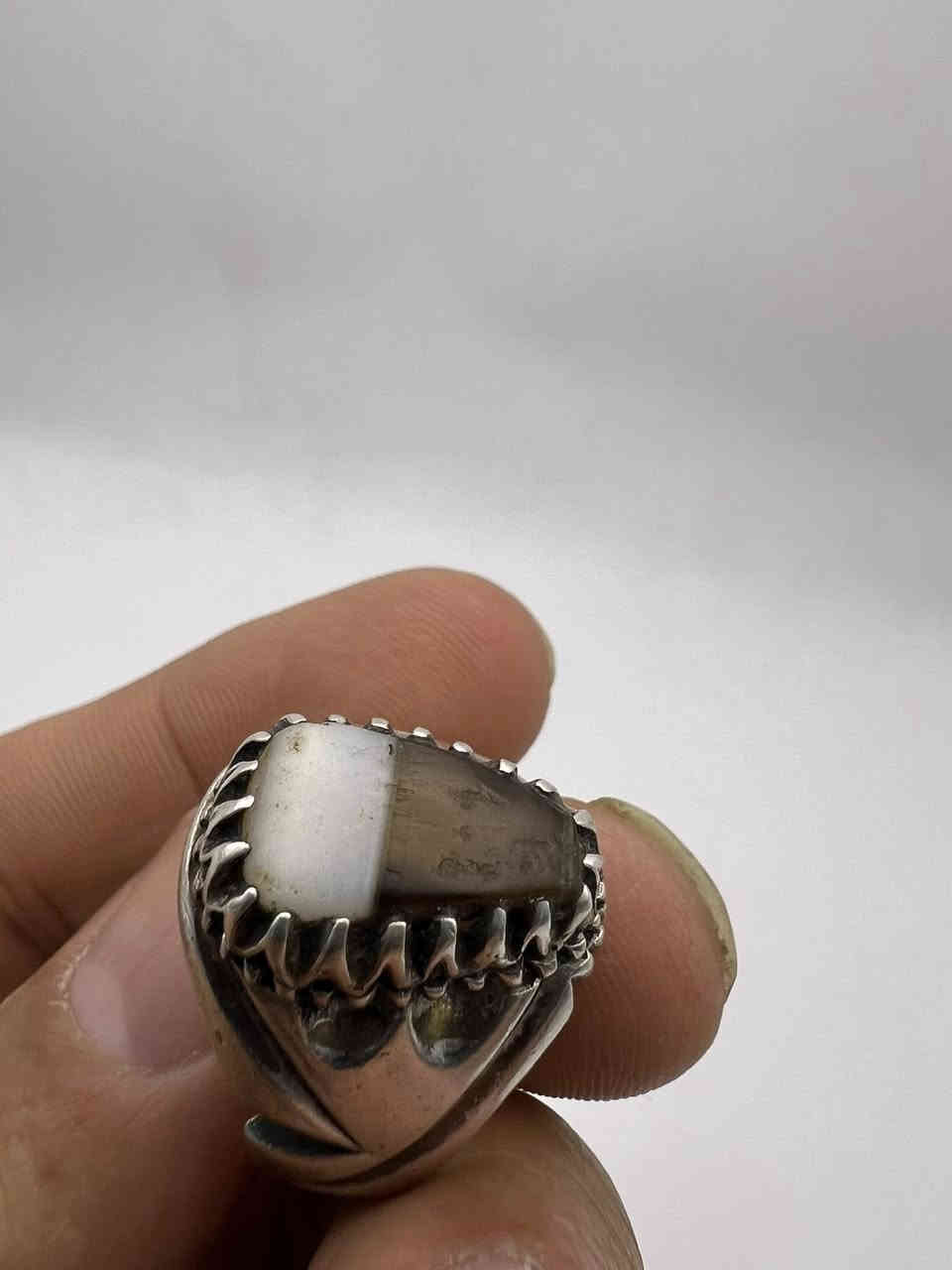 قطعه نادره من الجزع اليماني القديم حجر تحفه وصياغه تحفه للتواصل االعنوان الكوت الاتصال على ***********
