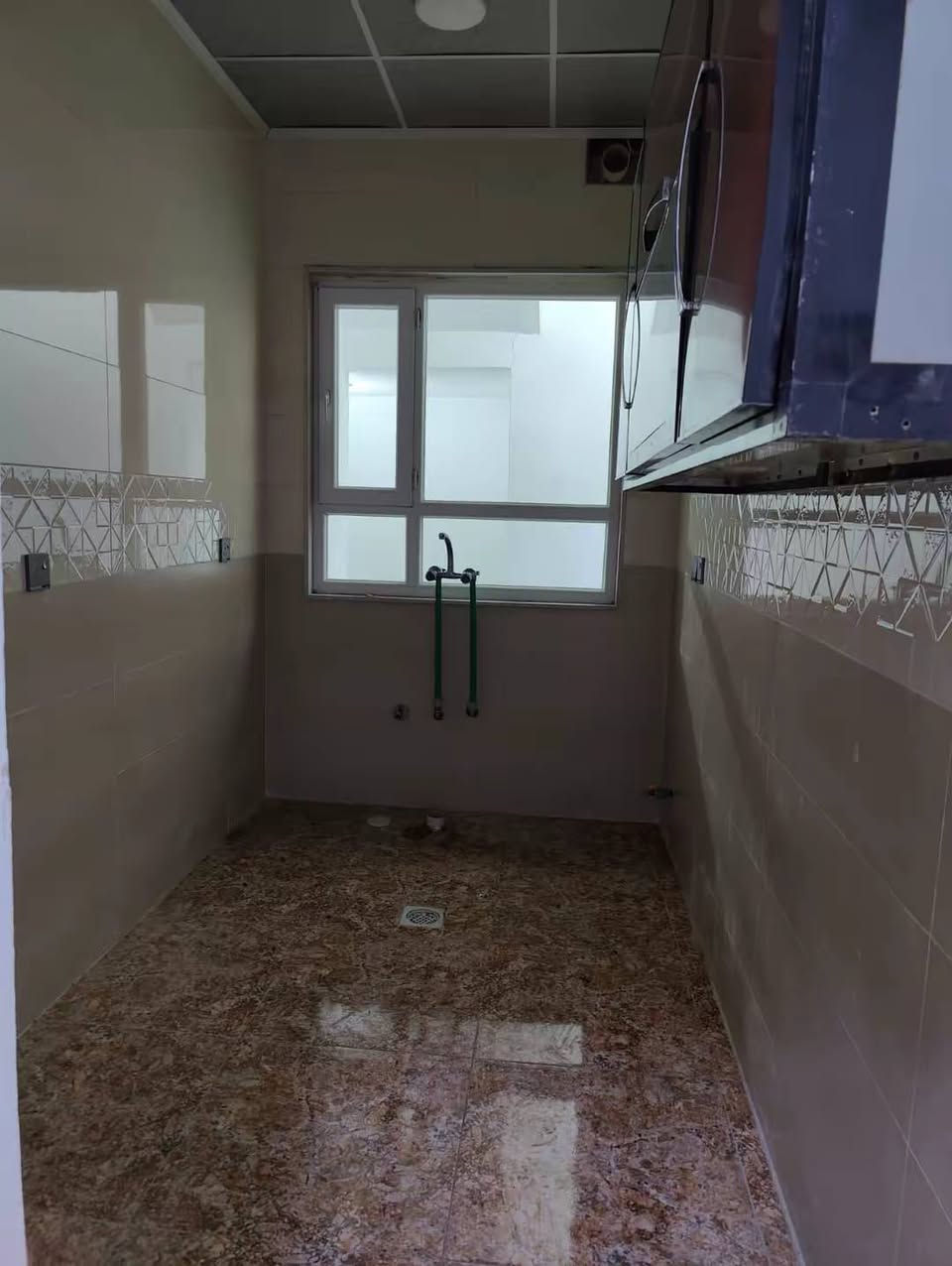 بيت ارضي بدون سطح لأن فوك شقه معزولة  بيت اللايجار في حي السماح الأركان يحتوي البيت ع غرفتين نوم و صاله و مطبخ و صحيات يحتوي ع كافت الاانضيمام  
***********
***********
سعر اللايجار 300
