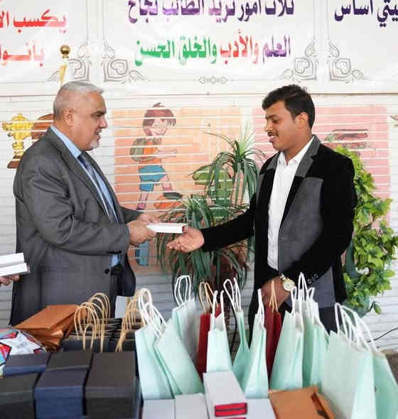 منشور رقم (٣)
بمناسبة ♥️ عيد الطالب ♥️
يقدّم الدكتور عمّار العرباوي معاون المدير العام للتربية للشؤون الفنية
هدايا لطلبة الخامس العلمي في ثانوية الكوثر الأهلية النموذجية للبنين بمناسبة عيد الطالب.

ثانوية الكوثر الأهلية النموذجية للبنين
مكان لزرع بذور المستقبل،
وبيئة تعليمية مميزة.

🌹🌹 التسجيل مستمر 🌹🌹

🌹 مميزاتنا:
🌷 كادر تدريسي متميّز ذو خبرة عالية.
💐 متابعة يومية لمستوى الطلبة.
🌹 بيئة تربوية وتعليمية راقية.
🌺 قاعات دراسية مهيأة ومكيّفة.
🌹 أنشطة علمية وثقافية داعمة لمسيرة الطالب.

الموقع: النجف الأشرف / حي السعد / شارع جامع ابن كمّونة / مقابل القنصلية الإيرانية سابقاً / مجاور مكاتب السياحة والسفر.

للاستفسار الاتصال بـ:
📞 ممثل الهيئة التأسيسية: ***********
📞 الحسابات: ***********
📞 الإعلام: ***********

المركز الإعلامي
