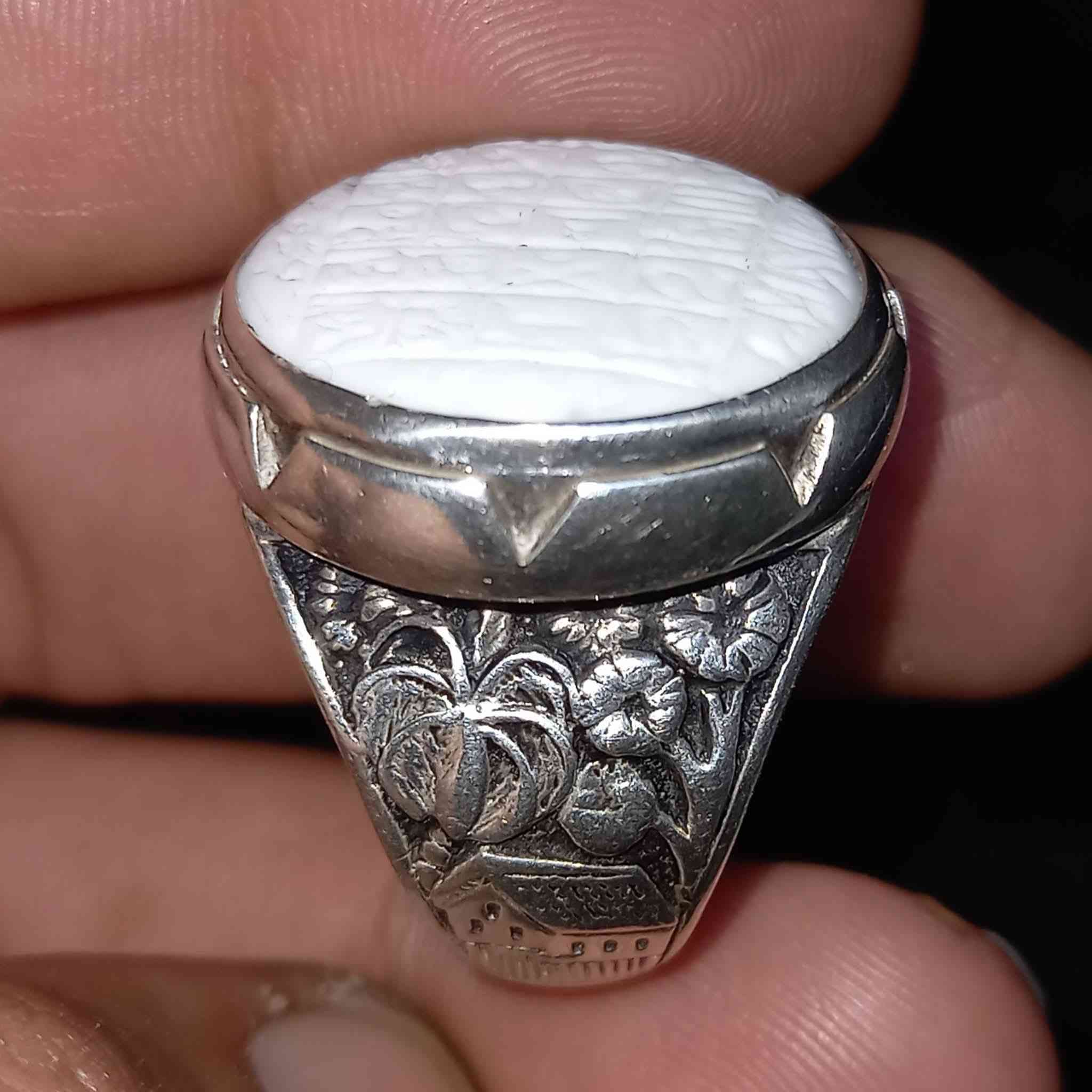 💍💟 قطعة تحفة وملكية محبس عطف بحري الحجرة اصلية ومن ارقة أنواع العطف مطلسمة الحجرة فضة اصلية شغل يدوي ومخطوط على الفضة بالضهر العنوان بغداد يوجد توصيل كافة المحافظات
***********
