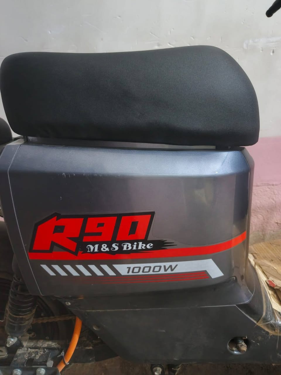السلام عليكم يوجد موطور شحن للبيع r90 فول مواصفات 5باتريات بي ٣ سرع سويج باركود وايا مرايه ٢ وبايدرات جدد السعر٧٥٠ وبي مجال رقم الهاتف ***********
