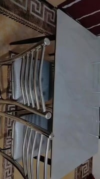 ميز طعام • مرمر • قليل استعمال