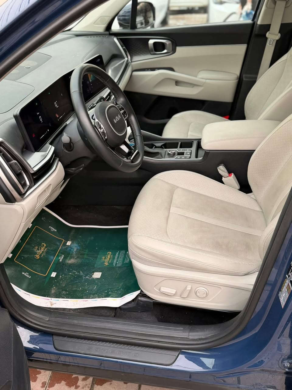 السلام عليكم سورنتو موديل24 فول مواصفات بانوراما رادار امامي وجانبي وخلفي حساس امامي وخلفي أنظمة قيادة نورمال اسبورت اسمارت تشغيل عن بعد داخل جلد أبيض كشن كهرباء حادث السيارة خفيف تبديل دعامية امامي فقط وصبغ جاملغ السعر255$ وبيها مجال رقم  الهاتف *********** صور الحادث مرفقة مع المنشور
