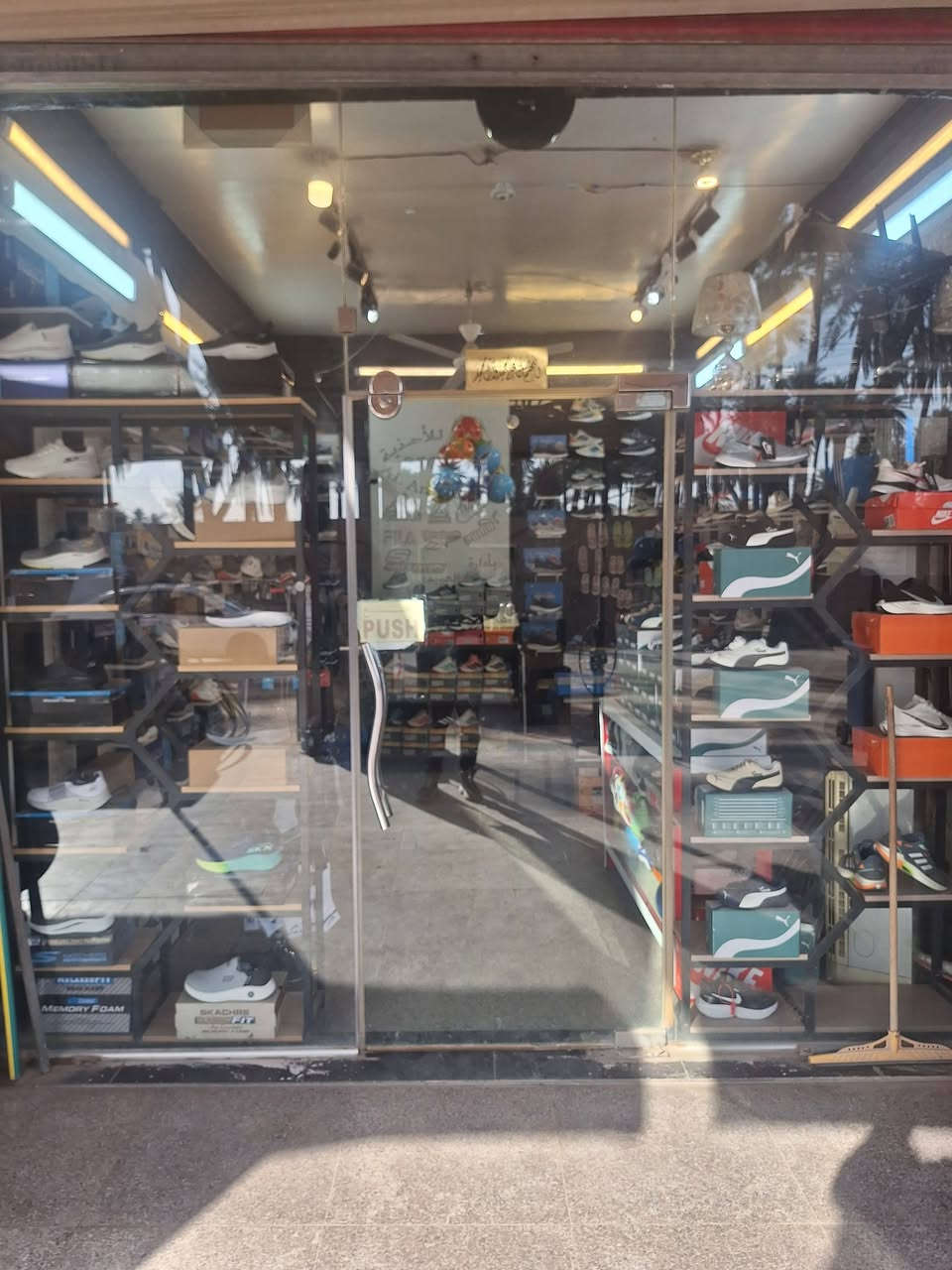 محل احذية للبيع مع كامل محتوياتة
العنوان كاظمية مدخل الطائين مجاور افران المرتضى 
الاتصال ***********
