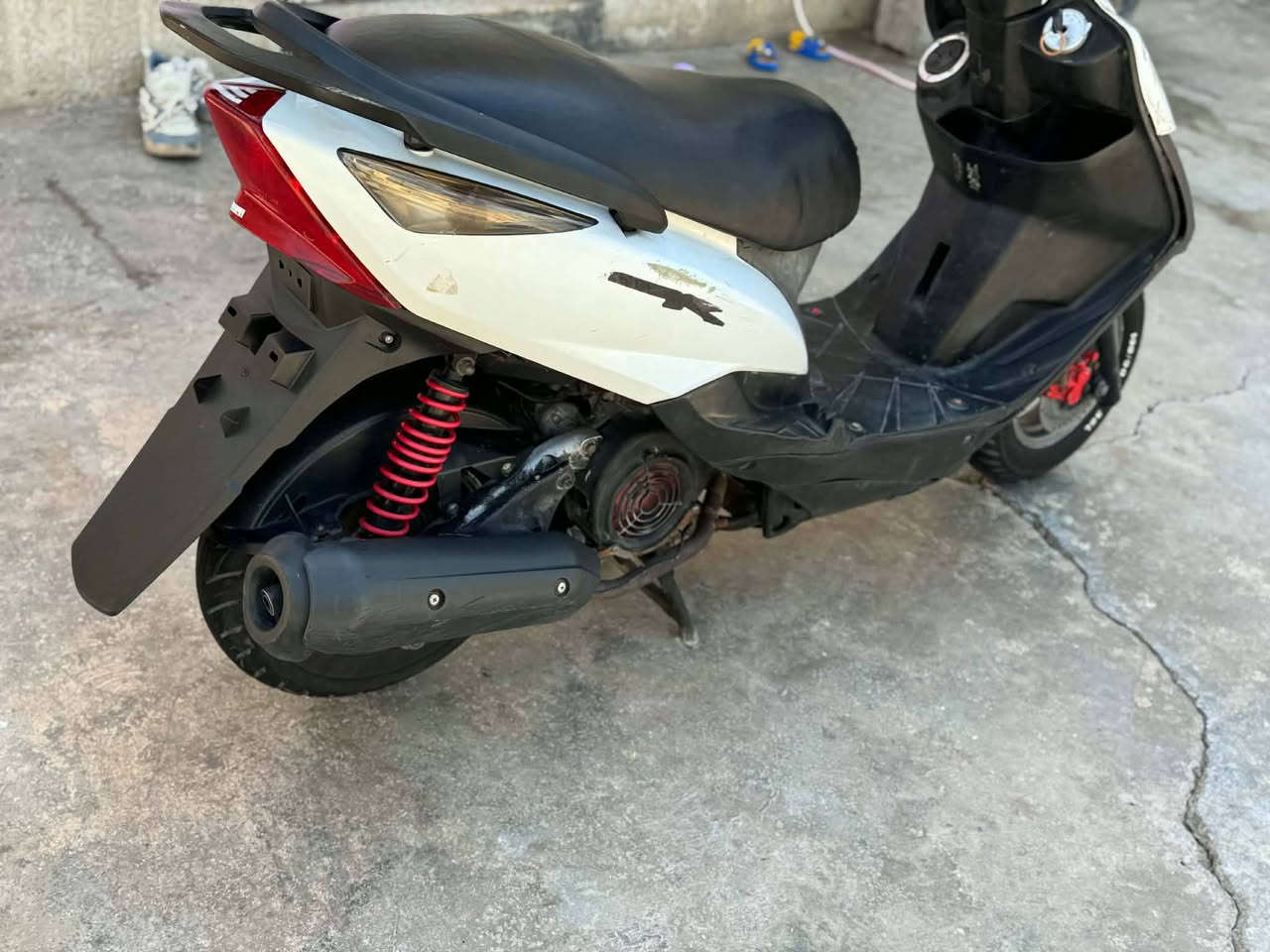 السلام عليكم
ثعلب للبيع دراجه كامله بدون نقص
كابريتر شرط بلاديه 
سلف هندر شغال 
لايت عالي ناصي 
اشاير دبل اشاره 
عداد بانزين عداد سرعه
قفل جنطه وقفل ستيرن
عنواني بغداد
السعر 575 
رقمي ***********
