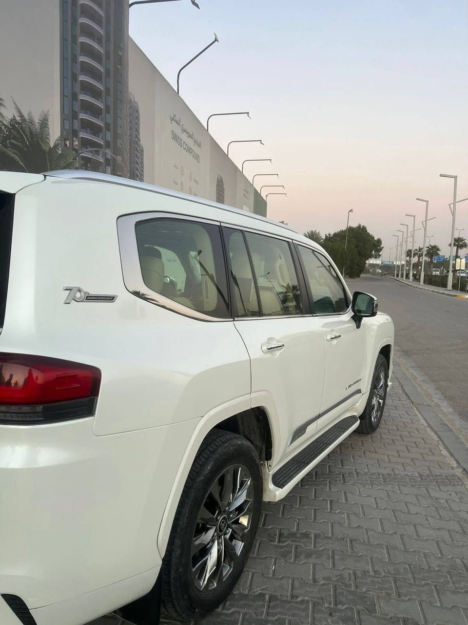 السلام عليكم  لاندكروز ٢٠٢٢  vx فول مواصفات
السياره مكفوله من الصبغ بيها ملاحضات بسيطه مستعجل عل بيع فقط بيع بدون مراوس  السعر ٥٥٠ $
مكان بغداد الغزاليه ***********
