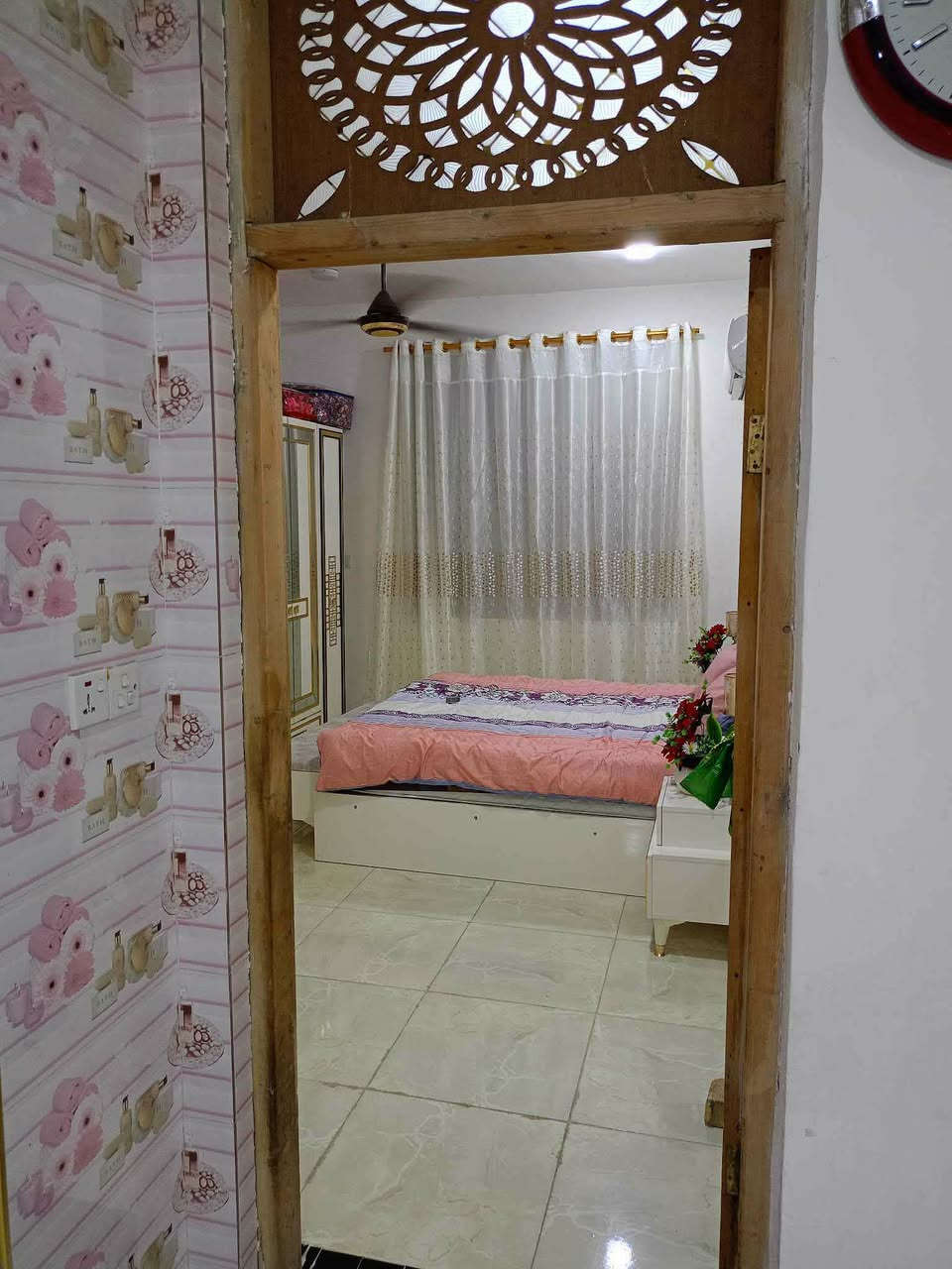 السلام عليكم بيت مساحه 150 متر مطبخ وصاله وهول وغرفتين وصحيات داخلية وخارجية طابو زراعية سند 25 
مكان أبي غرق حي ابو أسد السعر 90 وبي مجال 
للاستفسار ***********
