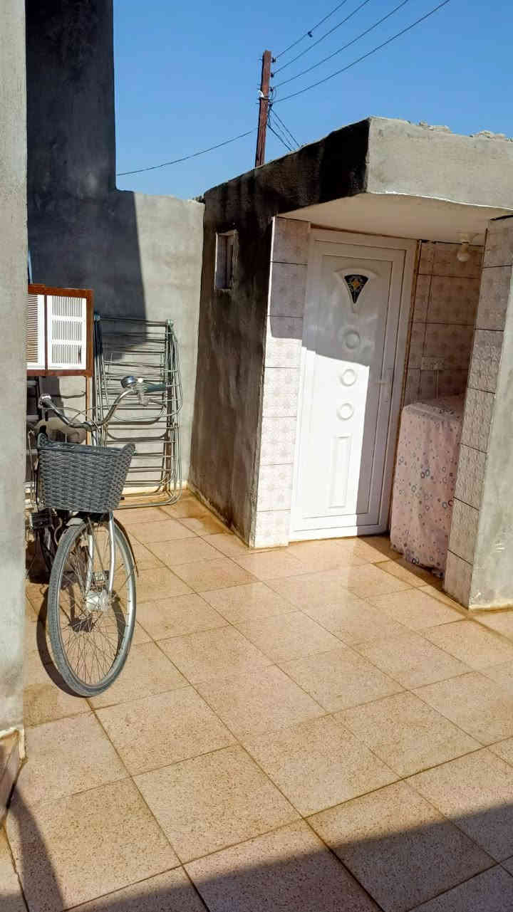 دار للبيع مساحته 125 متر طابو زراعي سند 25 طابقين يحتوي الطابق الاول على غرفة نوم وصالة واستقبال ومطبخ وحمام ومطبخ والطابق يحتوي على غرفتين وصالة بهرز- الدواسر خلف مدرسة المستنصر بالله السعر 57 مليون وبي مجال الاستفسار *********** او مراجعة مكتب الملاك للعقار
