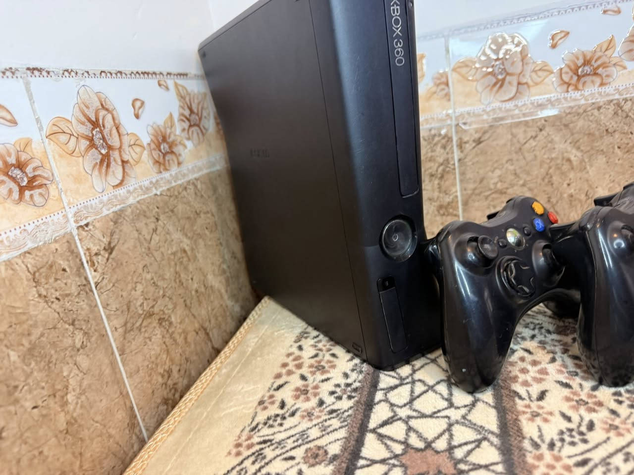اكس بوكس 360 سلم نضافه فوول الجهاز شرط النضافه والشغل مع دبل جوستك اصلي والجهاز بل الضمان ايضا  انطي فوول نضافه .
التوصيل موجود مكاني كركوك رقمي *********** واني خادم
