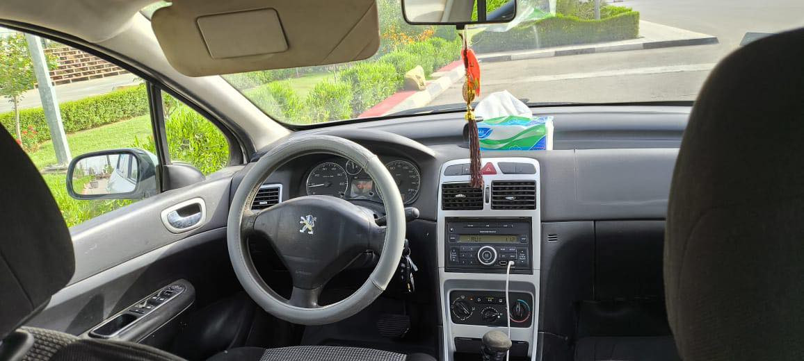 بيجو ٣٠٧
موديل ٢٠٠٦
السعر ٤٢
بيها مجال بسيط 
دوشمه جديده 
كهربائيات جديده 
بيها تنقيص قليل جدا 
بغداد 
***********
