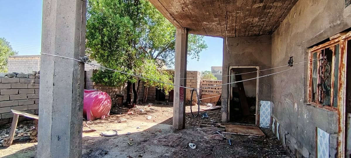 البيت البيع مساح 600 متر.. متكون من مطبخ.. وصاله.. وقرف.. ودواني.. وصحيات.... المكان حي حكيم ثاني قرب صيطرت الزبيديه..... الستفسار ***********
