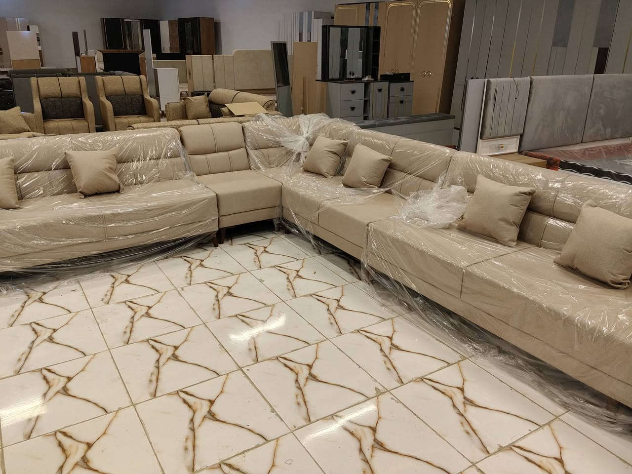 يتوفر ديوان عراقي شغل ممتاز جميع اجزاء هيكل التخم بلوك اسفنج مميز قماش كتان تركي بلونين الرصاصي والبيج متوفر الآن في معرض الشركه الكائن طريق رفاعي نصر مجاور جامعة اوما الاهليه للاستفسار اكثر يرجى الاتصال على الارقام التاليه 
***********
*********** واتس فايبر تلگرام 
الشد والنقل داخل محافظة ذي قار مجانا
