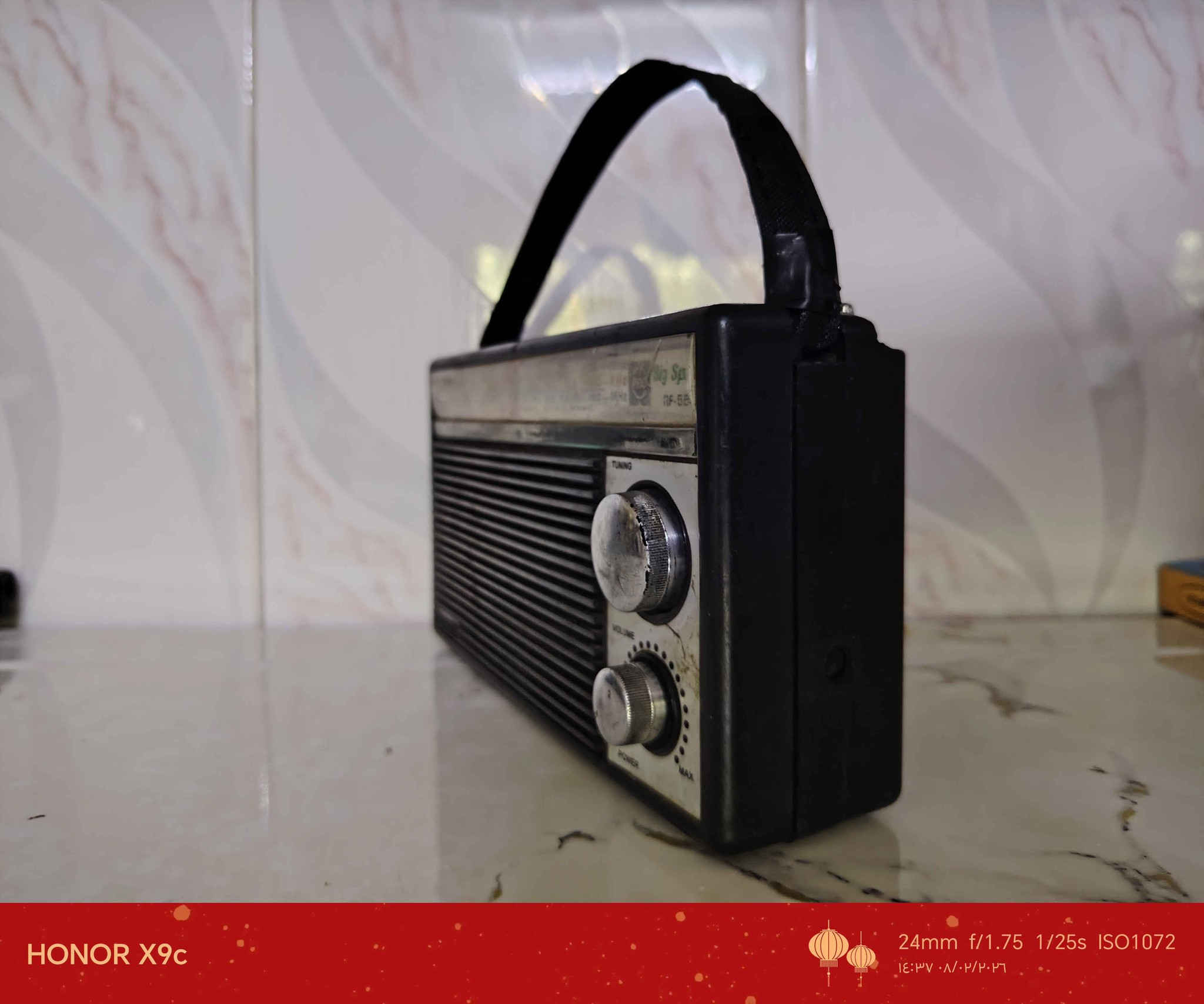 راديو قديم شغال بشرط للبيع ثلاث موجات سعر 35 الف الشراي يراسل او يتصل واتس اب *********** كركوك, العراق
