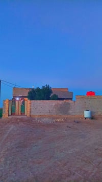 دار للبيع مع)(٥)دوانم متوفر ماء كهرباء مدرسه مستوصف علا شارع لعام وشرا...