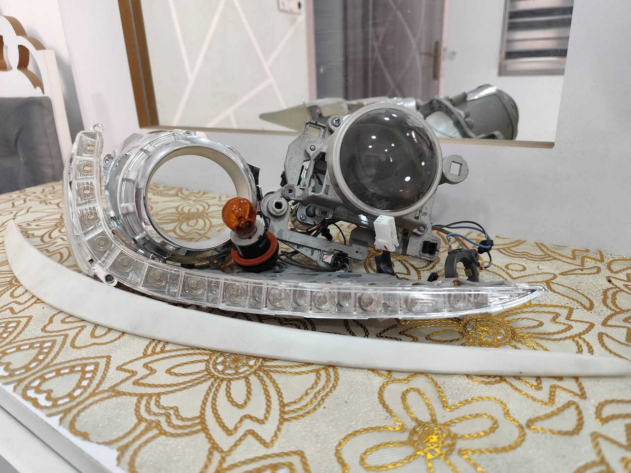 متوفر عندي قاعده لاييت اكسنت 2014.جهة اليسار السكن 
ويه الليد مثل ماموضح بالصوره اللي يفيده قيم وتدلل
***********
