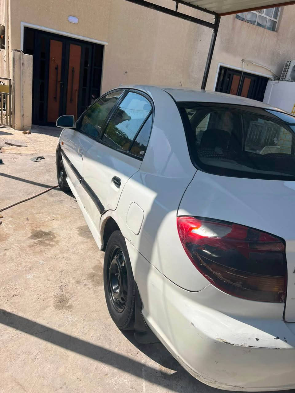 كيه ريو ٢٠٠٢ شكل ومواصفات ٢٠٠٥ كير عادي ومكينه جيده وتبريد شغال صدر جديد تعال شوف بعينك الكشر مكاني بعداد الزعفرانيه *********** بغداد, العراق
