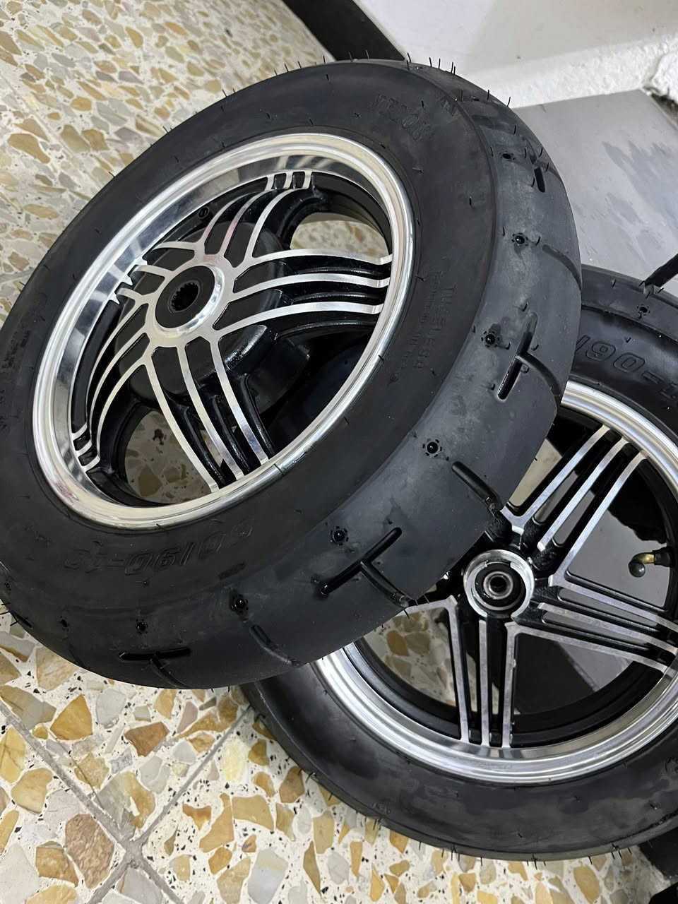 شباب ويل نجمه تايوان اصلي مو صيني 
حته مديل مكتوب علي 
هوه ول تايرات سعره خاص 
مكاني مدينه الصدر 
رقمي ***********
