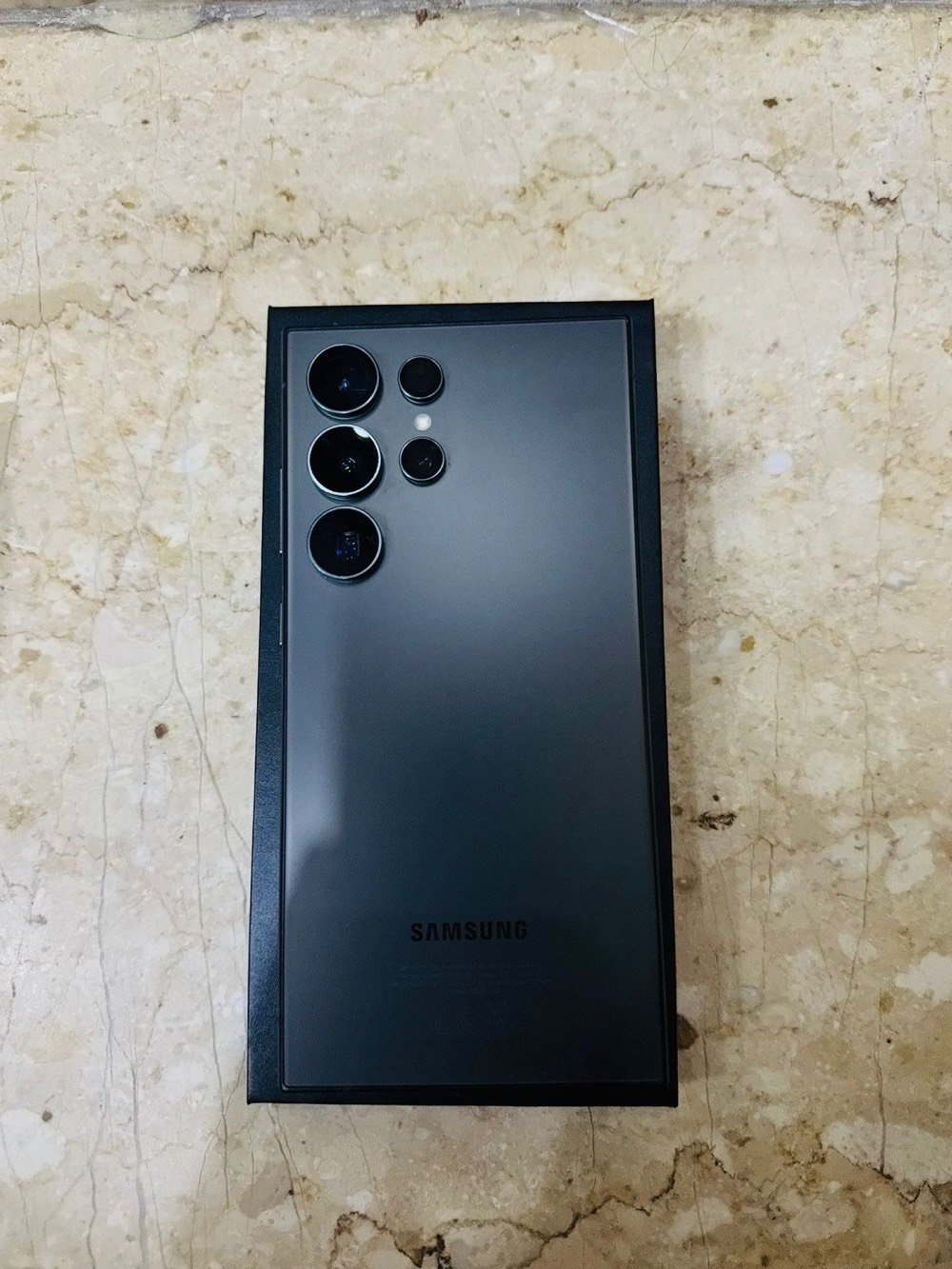 السلام عليكم عندي جهاز سامسونج S24  الترا مستخدم 3 اشهر فقط جديد ذاكره 256 مكاني الغزاليه *********** سعر 950 الف وبي مجال 