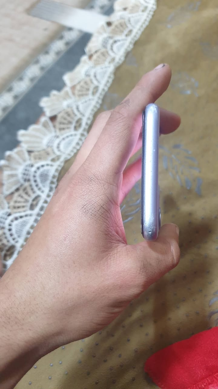 ايفون 11 عادي مبدل شاشه اصليه فيس ايدي شغال دبل سيم  ذاكره ٦٤ بطاريه ٧٥  السعر ١٨٠ وبي مجال  ***********
