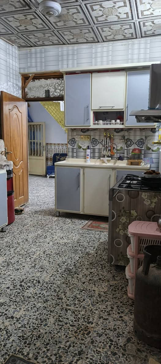 سلام عليكم عندي هاذه البيت للبيع المساحة ١٢٥متر الأساس صب كونكريت والسقف عكاده بناء طابوك كله والطابق الثاني هيكل بعده ماكامل بناء فرمستون الأرضية كاشي كل البيت وسيراميك يحتوي البيت على غرفه وصاله وستقبال ومطبخ وصحيات وطارمه البيت نظيف وحلو ومرتب السعر ٦٠وبيه مجال لطيبين الاستفسار أكثر الاتصال على الرقم ***********
