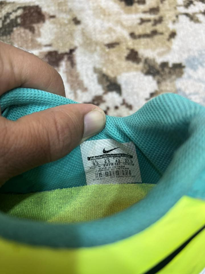 نايك تنبو اصلي فيتنامي 
نظافه فول
قياس 43
تخفيضات 
40الف مع التوصيل 
للحجز ***********
