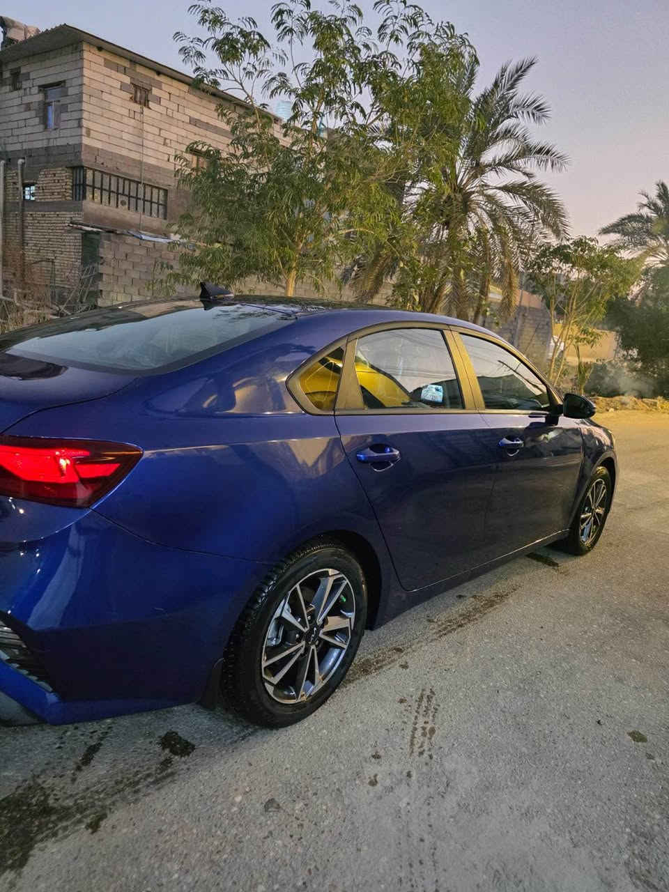 السلام عليكم كيا فورتي لون ازرق موديل 2022 رقم اربيل  الجديد نص مواصفات رادارات نقط عمياء 5ويل كب لد امامي وباقي المواصفات المعروفه السياره ماشيه 46 ميل بدون ايرباك مكينه 2000 دوش حادثهه موضح بالصور جاملق وبنيد وبيهه كلير من امريكا باب السايق وشوي من الباب الخلفي مكينه كير تبريد حداده كله كفاله السعر 132 وبيهه مجال للشراي مكاني بصره 
للاستفسار :*********** البصرة, العراق
