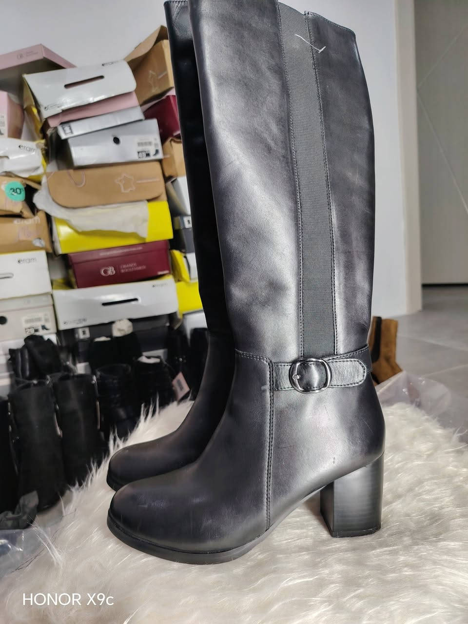 السلام عليكم 
يوجد لدينا احذيه اوربي ماركه اصلي 
يوجد خدمة توصيل داخل الموصل فقط 
السعر خاص..  المراسله واتساب 
***********
