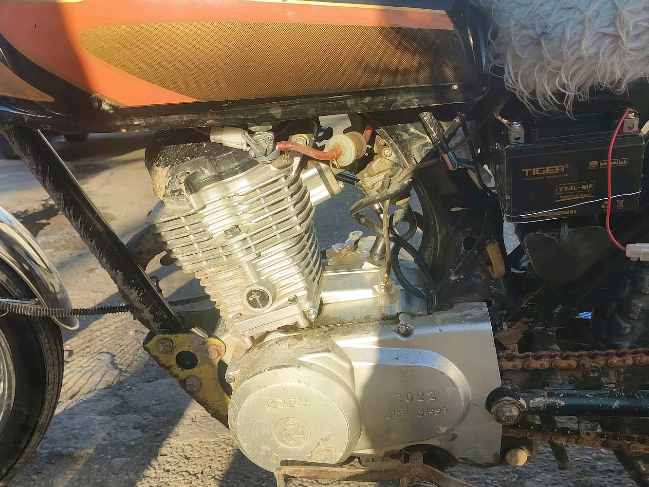 دراجة نارية بحالة جيدة، جاهزة للاستخدام اليومي. تم تغيير البطارية مؤخرًا ويوجد غطاء جلدي للمقعد لراحة إضافية. مناسبة للي يريد وسيلة نقل سريعة واقتصادية.