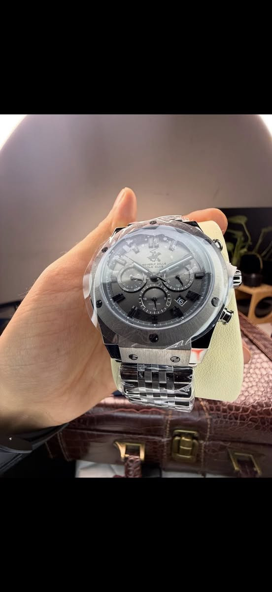 بيفرلي هيلز بولو كلوب
قطر 44 
مينه الرمادي مميزه
سعر 150 دولار
***********
