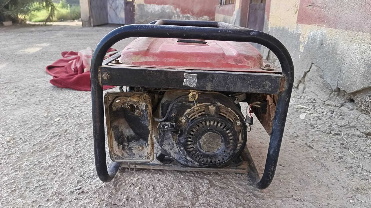 اثنين مولدات للبيع وحده كاما 5كيفي 30انمبير مابيه شي المولده شغاله رايده 350وبيه مجال شويه والثانيه بانزين من القديمات شغاله وشرط تحول سعره 100
***********
