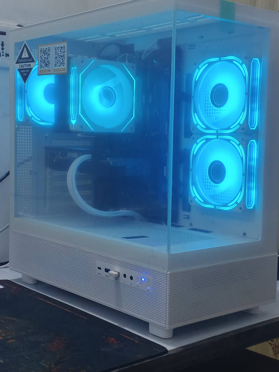 السلام عليكم 🌹 
ادمن 🙏♥️
4 تجميعات للبيع
تجميعات قويه ونضيفه 💯 وضمان شهر بشرط تشد ubs 🫠 
التجميعات بكل الفئات السعريه من الاضعف للاقوه
وحته اضعف وحده تشغلك كل الالعاب والبرامج 
وذا جنت رايد سيت اب كامل هم موجود ميز وكرسي واكسسوارات و شاشات gaming 
بمناسبة حلول السنه الجديدة الاسعار كلهن -50 الف ( تدللون وتامرون امر 🙏)

حاسبة 1
صورة 1

 I7 12700
‎Thermaltake pro 360 white liquid cooler New
‎Asrock b660 pro rs
‎16Gb ram 2×8 3200 asgard silver
‎Palit RTX 3060TI rgb
‎1Tb ssd Kingston New
‎Fantech 650w psu 80+bronze 
‎Dark flash dpx90 white with 3argb white fans New 
‎Windows 11 pro 25h2 New
‎
هاي الحاسبة اقوه وحده تشغلك كل الالعاب على ال 4k وبفريمات عاليه ومعالجهه قوي يشغلك اقوه البرامج... منتاج تصميم برمجه بثوث كلهن زلاطه عليه

السعر السابق 1100 الف
السعر الحالي 1050 الف 🔥🔥🔥

حاسبة 2
صورة 2

‎I7 8700
‎Deepcool 400xt cpu cooler with argb fan
‎Msi z390-S01
‎16gb 2×8 3200mhz puskill ram
‎galax RTX 2060 6GB
‎Adata 256gb ssd 
‎1tb hdd
‎Gamemax gp-550w psu 80+
‎Dark flash dpx90 white with 3argb fans
‎Windows 11 pro 25H2

حاسبة قويه وماكو بقوتهه وجمالهه بسعرهه ابددد 
العاب تصميم برمجه بثوث منتاج ودراسه
كلهن بجهاز واحد

السعر السابق 625 الف
السعر الحالي 575 الف 🔥🔥🔥

حاسبة 3
صورة 4

‎R5 3600
‎gigabyte B450m ds3h  
‎16Gb ram 2×8 3200 t-force delta argb
‎galax RTX 2070 SUPER
‎256gb ssd
‎1tb hdd
‎xigmatek 700w psu
‎herogear 420a atx white case with 4rgb fans and argb 5v hub
‎Windows 11 pro

حاسبة كلش قويه على دقة ال 2k
تشغلك كل الالعاب بدقه عاليه وبسهوله

السعر السابق 700 الف
السعر الحالي 650 الف 🔥🔥🔥

حاسبة 4
صورة 3

Xeon E5 2680 V3
‎12C24t 30mb cache 3.3ghz
‎2 Pipe cpu cooler argb
‎Mb pcwinmax turbo x99 atx 4 slot ram
‎16Gb ram 2×8 ddr4
‎Gtx 1060 6gb or rx 580 8gb
‎160Gb ssd + 640gb hdd
‎475w psu
‎Galax atx case with 4rgb white fans and fan hub
‎ Windows 11 pro
‎
‎ابد لا تستصغر الحاسبة من سعرهه
تره ماكو لعبه ما تشتغل عليهه
اقوه و احدث الالعاب تشتغل بدون اي مشاكل بدقه حلوه وفريمات زينه
وهم تكدر تشتغل بيهه او تدرس بكل اريحيه

السعر السابق 375 الف
السعر الحالي 325 الف 🔥🔥🔥

وتوصيل موجود لكل المحافظات 
تريد تجي للبيت وتاخذهه تريد توصيل باليعجبك
تره لو تلحك لو متلحك رغم صعود الاسعار اني نزلت الاسعار
اي بعد شسويلك ما تكلي دشتري وفضهه 🫠😴
ها *** معلومه كل التجميعات الاضائه rgb تحكم كلهن حته ارخص وحده يعني اي لون او اي مود تكدر تخليهن ♥️
وكل الكيسات جدد بالنايلون ما عدا ارخص وحده كيس مستعمل نضيف
وعذرونه عل اطاله ♥️

عنواني بغداد السريدات الجديدة وره صيطرة الشعب 
للحجز خاص او واتساب:
***********
