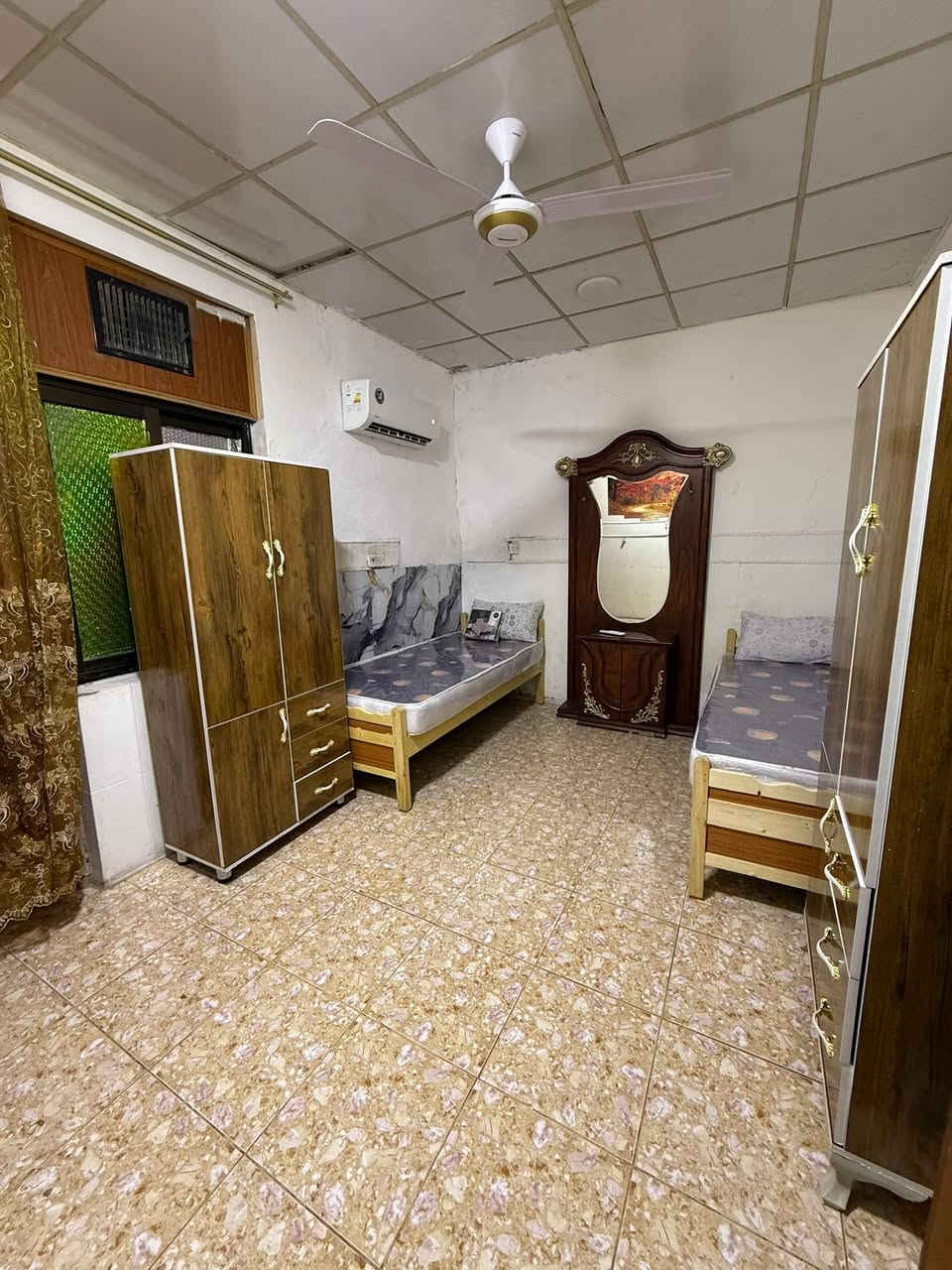 📍 البياع
قريب: ابن سينا والمستنصرية (5 د مشي)
والفراهيدي (10 د مشي)
🏠 شقة مؤثثة بالكامل
غرفتين + صالة + مطبخ + حمام
✨ شامل كهرباء 
👩‍🎓 السكن: كل بنتين بغرفة
📞 للتواصل: ***********
