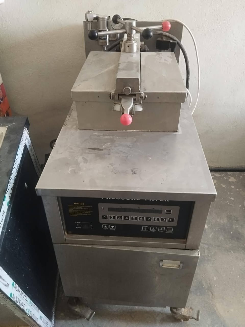 السلام عليكم 

غراض للبيع نظيفات جدا 

جدر كنتاكي
قلايه فنكر
عجانه سوريه 

***********
***********
