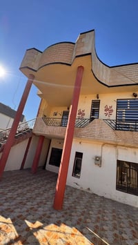 دار للبيع في حي الخضراء، موقع قريب من مدرسة الجوادين وموقف الكوسترات، ...