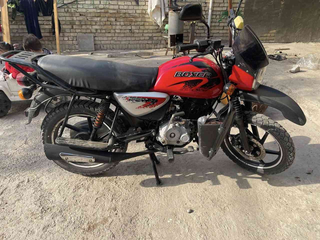 السلام عليكم بوكسر موديل ٢٣ مرقمه بغداد
ميكنه زيرو قبل شهر شديتها 

كابريتر شركه جديد

زنجيل ودشالي قبل سبوع شديتهن 

صنيه جديده 

كشن مدوشم عالي 

زنون يعمي 

دسكات بنزات جدد 

اشاير شغاله كلهن

باتري جديد قبل سبوع شديته 

 الدراجه كامله مكمله تاخذها كبل تطلع عله باب الله متوكفك بشارع ابد شراي اتصل 

+964 772 255 1246
