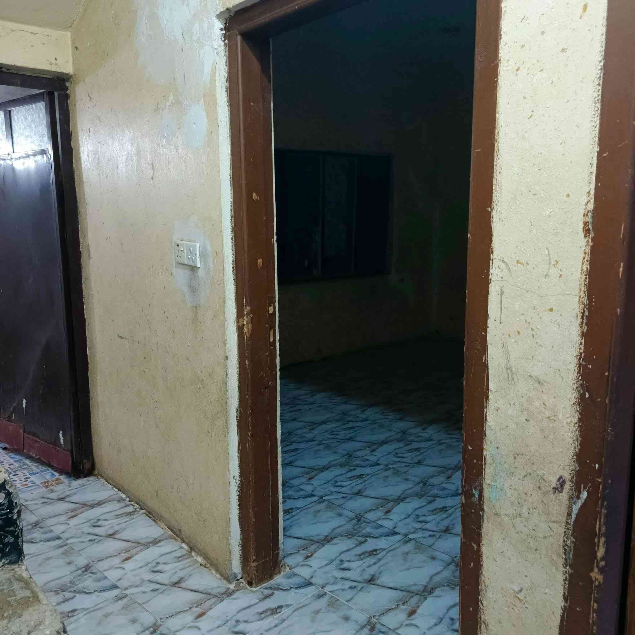 دار حديث للبيع يتكون من غرفتين نوم استقبال ومطبخ وصحيات وكراجين وحديقة الموقع هبهب القديمه قرب مدرسة طليطلة طابو صرف المساحة ٢٣٠ متر الاستفسار عله الرقم ***********
