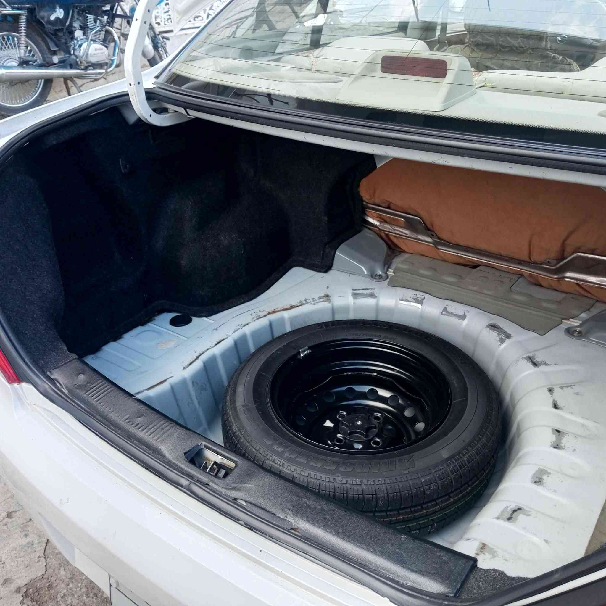 بەناوی خودا
نیسان سەنی یابانی   

مۆدیل  2010  ،  مەکینە گەورە (  سپی )

 ناو ڤۆڕمیکا .

سەیارەکە زۆر خاوێن ماوەتەوە

هیچ لێدراوێک نیە  تەنیا کەمێک چەمەلاخی کارتە

سەیارەکە زۆر خاوێنەو بێ مەسرەفە و توندوتۆڵە

هەر چوار تایەی تازە و لۆکە

هەزەی تازەیە .

سەنەوی  ساڵێکی ماوە .

سەیارەکە دەستی  خۆمە سەنەوی بەناو خۆمە  .

نرخ / 105 گەڵاو  مەجال 

شوێن / ئیدارەی ڕاپەڕین -- قەڵادزێ .

*********** / ژمارەی موبایل
