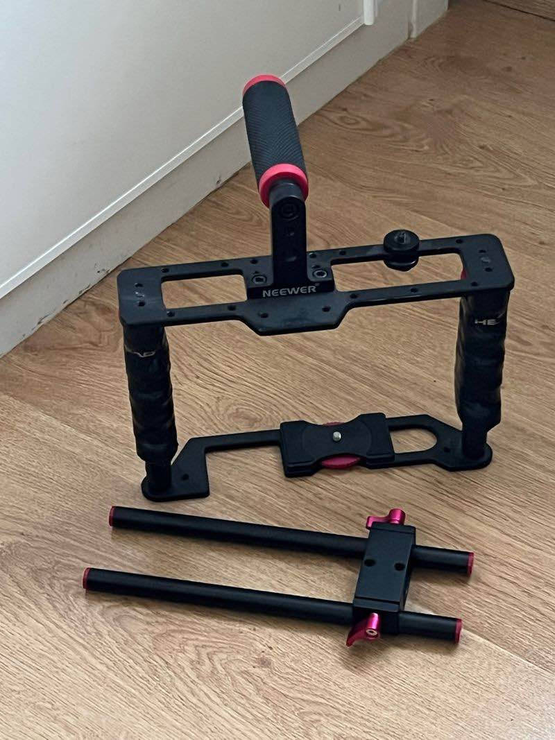 حوّل كاميرتك إلى استوديو سينمائي بيدك!

مجموعة Neewer المعدنية من الألمنيوم القوي
مقبض علوي + قبضة يد مزدوجة لثبات أعلى
قضيبان 15mm لتركيب الإكسسوارات بسهولة
متوافقة ويا Canon – Sony – Fujifilm – Nikon وكاميرات الفيديو

إذا تريد تصوير ثابت، احترافي، ويليق باسمك كمبدع محتوى…
هاي المجموعة لازم تكون وياك

هنا… وجهتك لكل ما هو عالمي وموثوق.
 
للتواصل 
*********** كركوك, العراق
