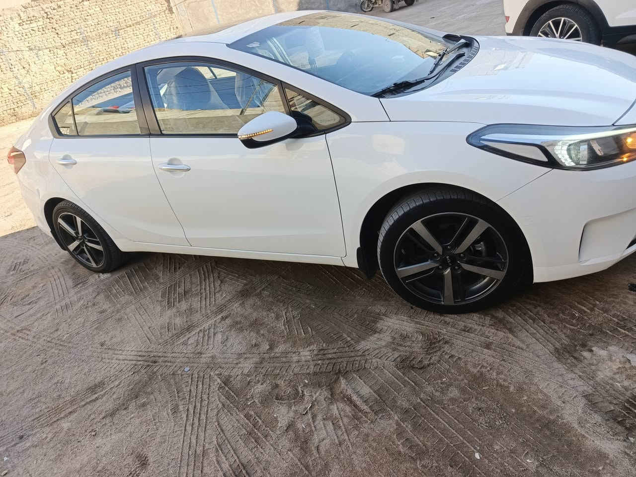 سيراتو موديل ٢٠١٨للبيع سياره حلوه وجديده مال جناي سياره كفاله عامه من الدعاميه للدعاميه مكينه 2000 سياره ماشيه ١١٦حقيقي سياره جديده بمعنى الكلمه او بل عافيه عل ياخذه
السعر $؟؟؟؟ 
مكان السياره نجف كوفه غير موجود عل انترنيت للستفسار اكثر الانتصال ***********
