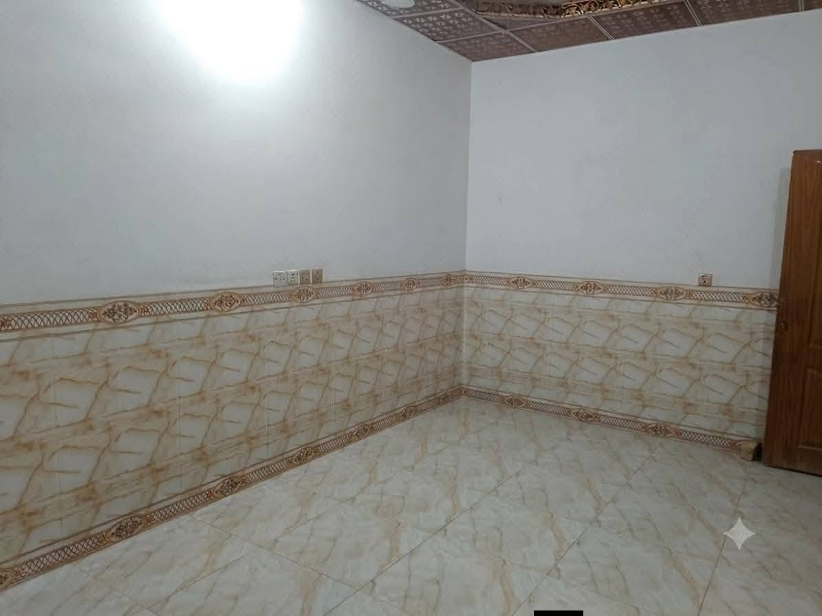 بيت لبيع 
بشارع المطحنه وجه عل شارع العام مباشر 
مشمول بل تطويب 
تفاصيل البيت 
مساحه 100 متر شارع 20
مكون من ستقبال ومطبخ وصاله وغرفه وصحيات داخليه خارجيه بناء حديث ودرجه اولى صب كونكريت مسلح 
سراميك بورسلين كهرباء دفن موقعه جدا راقي وتجاري بسعر 45 مليون وبي مجال لشراي 
لتواصل والاستفسار  مراسلة واتساب عله هذا الرقم ***********

