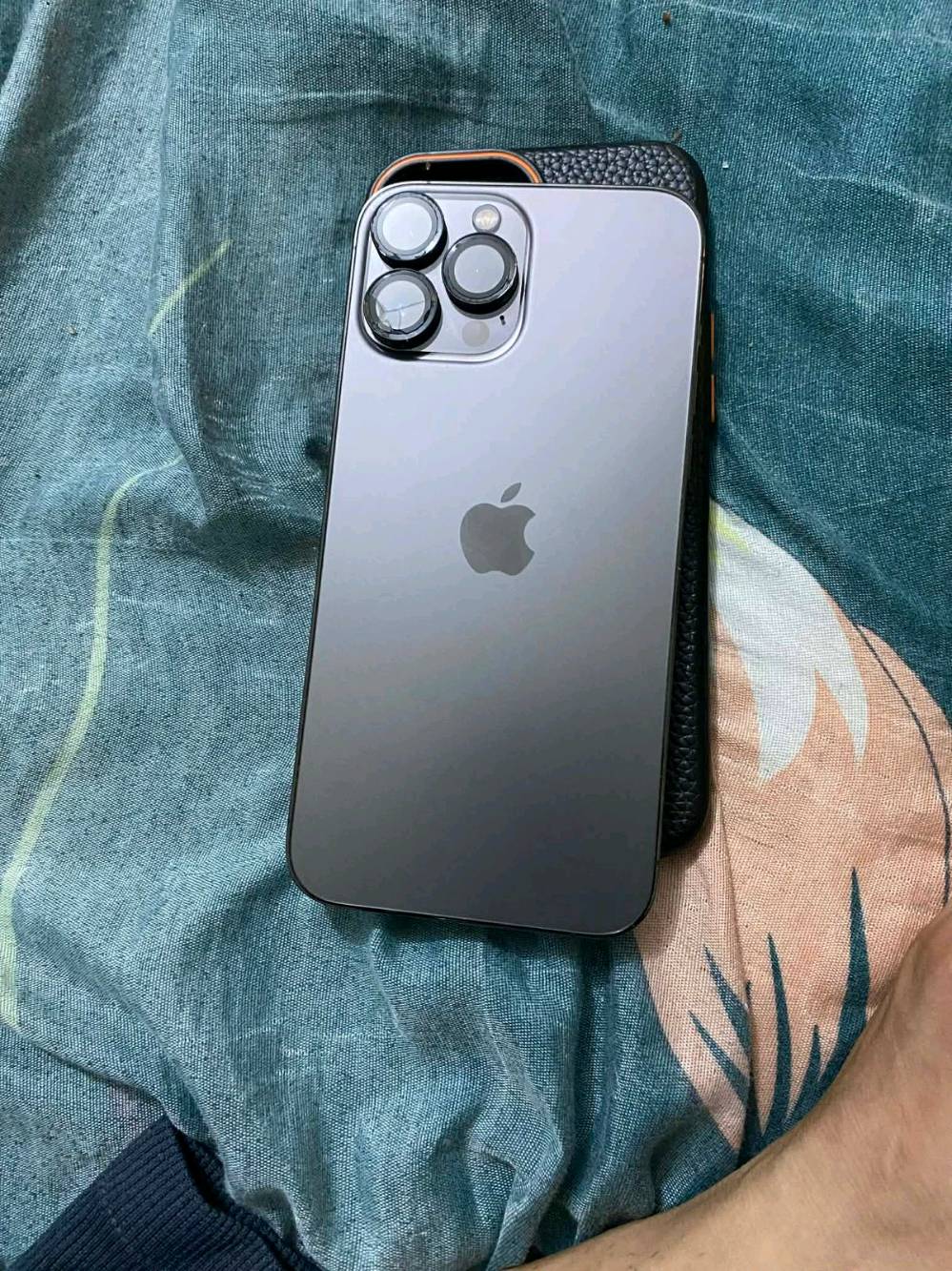 ايفون 13 برو ماكس ذاكره 256  بطاريه الجهاز 87 كامل ملحقات كارتونه وشاحنه سعر 550
حبيبي، الiPhone 13 Pro Max شنو لونه بالضبط؟ وهل عليه أي خدوش أو ضربات أو تبديل شاشة/بطارية من قبل؟: 
اسود مابي اي ضرر ولا خدوش
الفيس آيدي، السماعات، الكاميرات، واللمس كلهن شغال تمام لو بيه أي ملاحظة؟: 
كلشي شغال 
الجهاز مفتوح على كل الشبكات لو مقفول؟ وهل الآي كلاود متحلّي بالكامل وجاهز للتسليم؟: 
نعم للتسليم
وين موقعك بالعراق حتى أضيفه بالوصف، وشنو طريقة التسليم: يد بيد لو شحن؟: 
التسليم يد بيد مكان العراق كربلاء 
إذا تريد، شنو سبب البيع حتى يكون الوصف أوضح للمشترين؟: 
لا تعليق