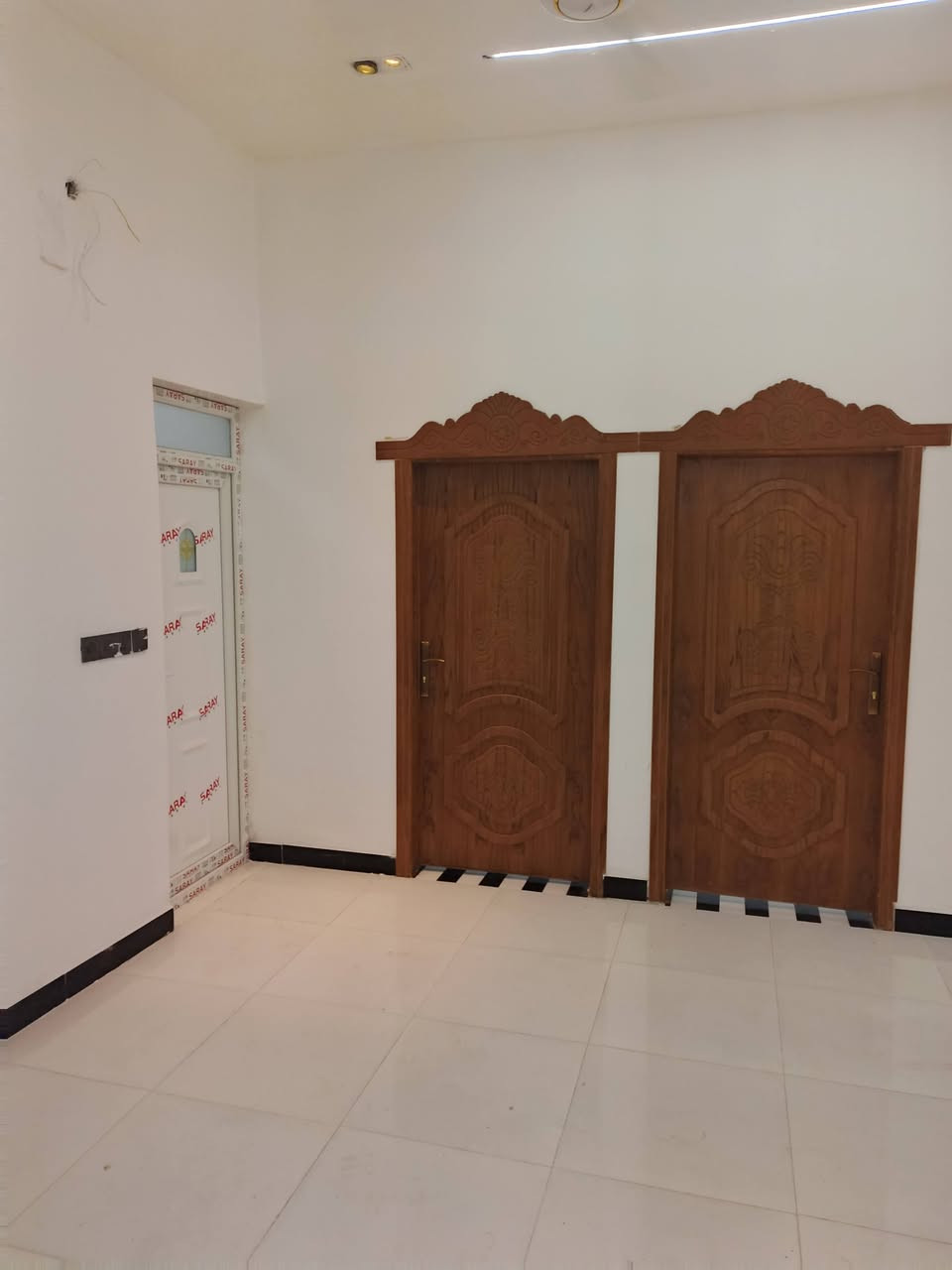 السلام عليكم واسعد الله اوقاتكم
***********
يتوفر بيت للبيع  
سعر بلاش 
#طابو ملك صرف زراعي عراقي سند 25 
مساحة البناء 300 م
يحتوي البيت على 
 3غرف 
ديوان 
مطبخ
صاله 
صحيات داخلي وخارجي
كراج سياره
حدايق
#البناءجديد 2026 درجه اولى وجاهز من كلشي  منطقه
 هدوئ ومتوفر بيها جميع  
 الخدمات ماء كهرباء مدارس قريبه مستوصف سوك كافة الخدمات متوفره

البيت فارق وجاهز للسكن

#العنوان : بصره ابي الخصيب حي العسكري قرب المحكمه الجديده
( السعر  128 وبي مجال )
***********
