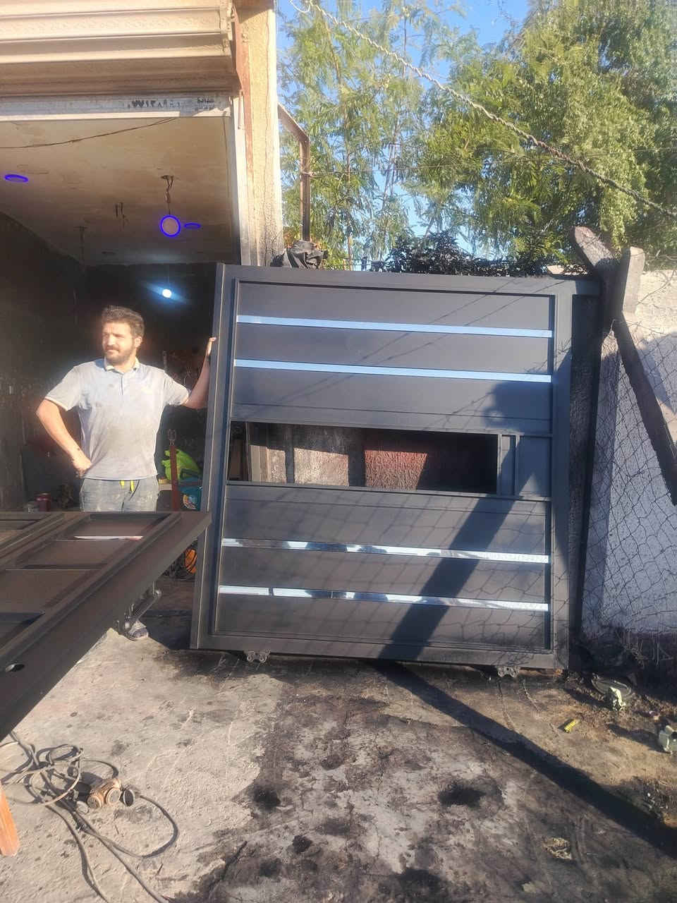 سلام عليكم حداد متجول في بغداد ابو قمر ولدينا معمل تجهيز كافه الابواب والاسيجه المزغرفه والشبابيك ونعمل لتجيز المحافظات ايظآ ***********

