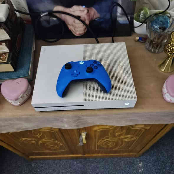 سلام عليكم اكس بوكس وان اس لبيع الجهاز نضيف ويه اشتراك كيم باس ويه اربع لعبات السعر 250 وبي مجال قليل العنوان ابو الخصيب محيله الرقم *********** ويتوفر توصيل داخل البصره فقط
