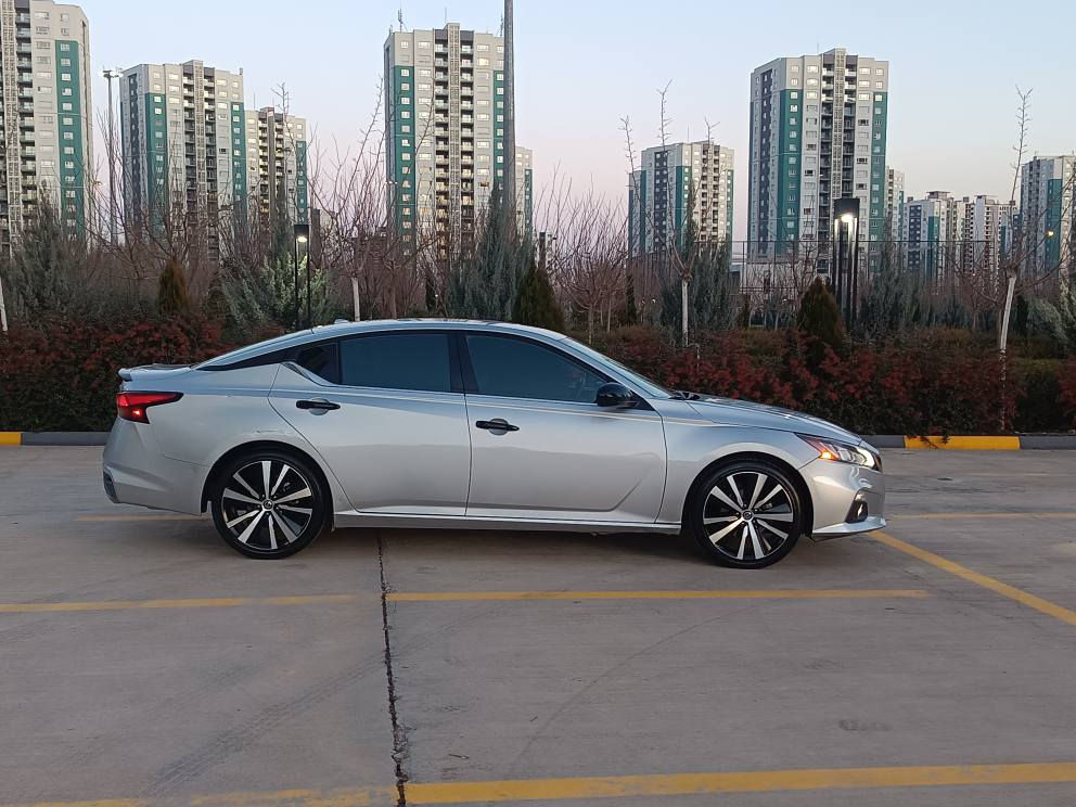 ALTIMA. 2022 SR    ***********
مواسەفاتی ئێس ئاڕ فول مواسەفات سڵایت نیە 
گێڕو مەکینەی بەشەرت برخوی بانەدراوە 
57هەزاری هەقیقی ڕۆشتوە 
گێڕ لەسوکان شاشە گەورە کامێرا بیلات سپۆڕت 
سوکان فۆلویم تەعدیل سورعە 
ڕاداری لاتەنیشت ڕاداری بێشو دوا 360پلە ڕادار
گوشن جلدی تەقەڵ سور گوشن کارەبا 
تایەو ویلی لۆکە بیلات سپۆڕتە حەجمی 19
سەنەوی و ڕەقەمی تازەیە تاکو 2029
یەک بارجە بۆیاخە تەنها بۆنید قرجیکی هەیە 
یج بارجەیەکی تری نەکراوەتەوە 
یج بارجەیەکی تری نەگۆڕاوە تەنها بۆنیدبۆیاخە
ناونیشان سلیمانی گەڕەکی ڕاپەڕین 
*********** السليمانية, العراق
