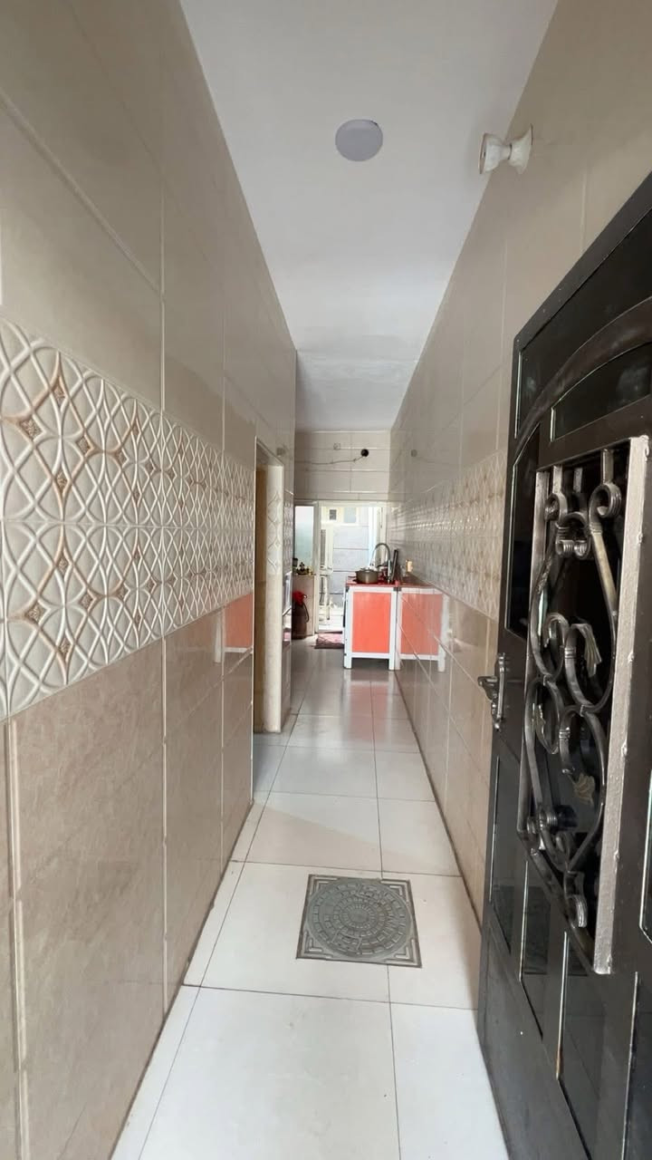 السلام عليكم
بيت للبيع حي السلام 

 المساحة 150 م واجهة 6 نزال 25 

طابق واحد 1️⃣ 

استقبال +صالة + مطبخ + غرفة  +حمام 

طابق ثاني بيتونه كبيرة مع حمام + سطحين 

الاستفسار ***********
 
@إشارة
