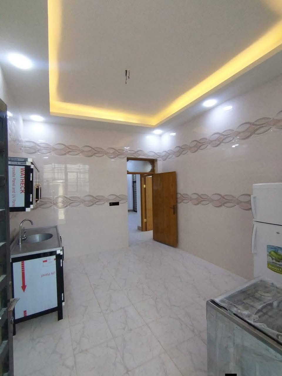 "بيت للبيع في سكله الكرعاوي، شارع الزوار، مساحة 150 متر. أساس صب وسقف صب، بناء طابوك. يحتوي على غرفتين، استقبال، صالة، مطبخ، وصيحات. المكان مميز والشارع 13 متر. بيت فارغ وجاهز للسكن. السعر؟ للاستفسار: مكتب حسين النجفي *********** (واتساب)". النجف, العراق
